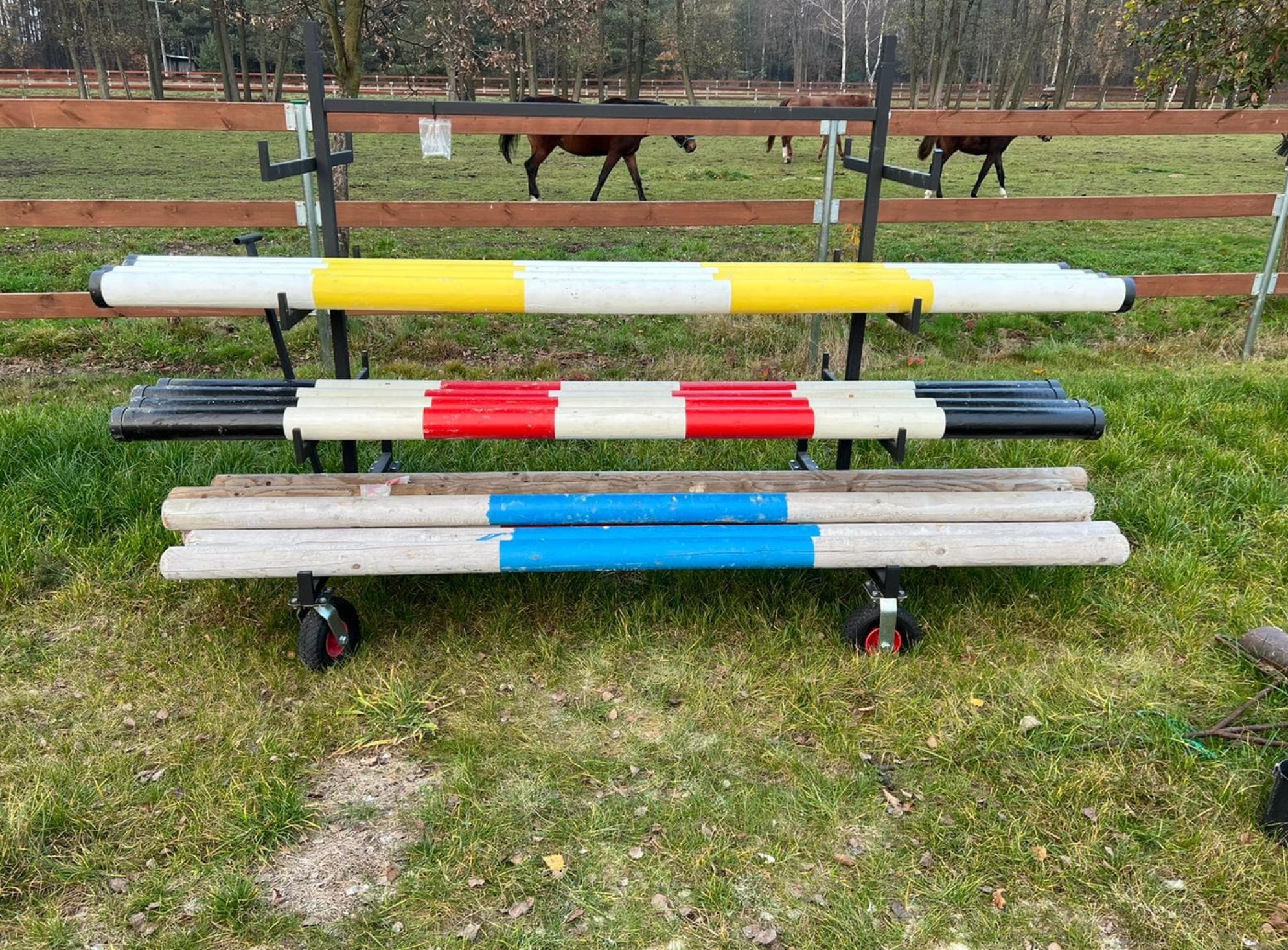 Mobilny stojak na drągi